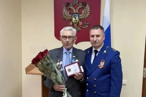 Краткие истории о пенсионере, получившем заслуженный статус, выплатах пострадавшим от врачебной ошибки, возврате средств за сорванный отпуск и улучшении электроснабжения в селе.