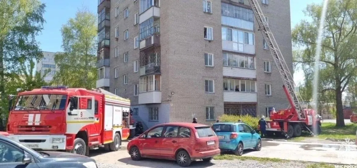 Сегодня днем в квартире на восьмом этаже дома на улице Громова произошло возгорание из‑за короткого замыкания; открытое горение потушили за 25 минут, пострадавших нет.