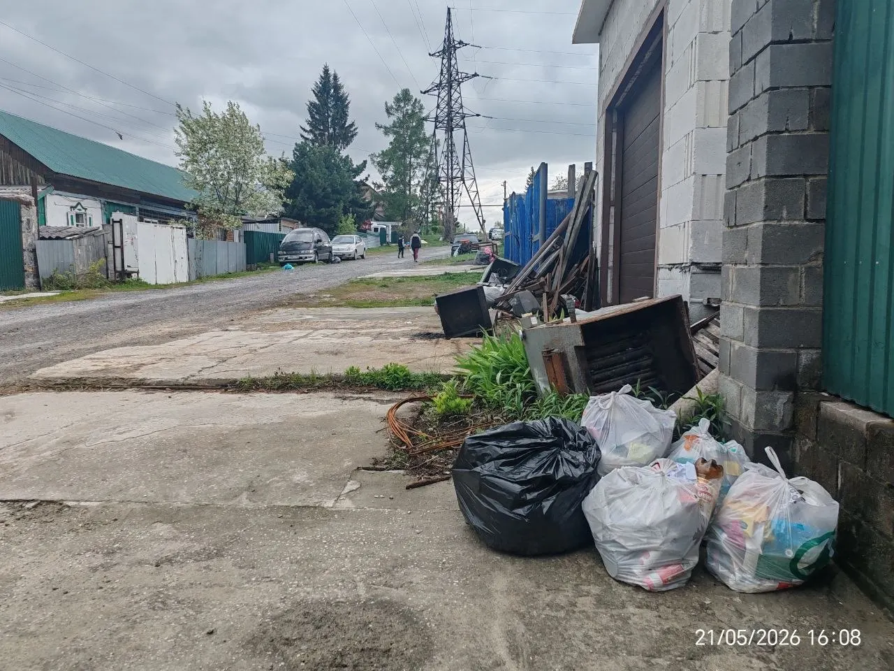 Жители микрорайона Шлюз обратились к губернатору с жалобой на работу регионального оператора АО «Спецавтохозяйство»: вывоз мусора происходит с нарушением графика, пакеты остаются на улицах.