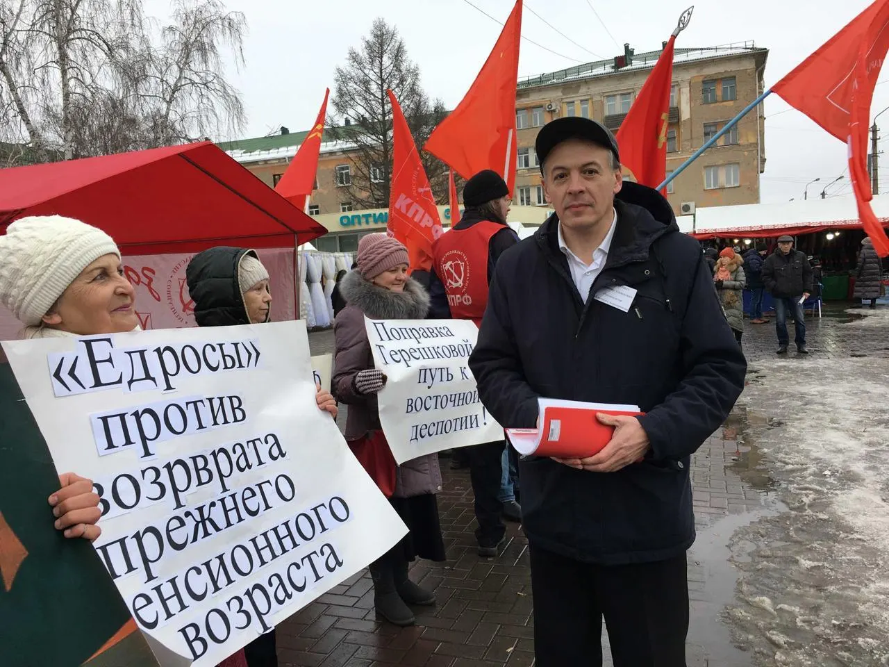 Новосибирский обком КПРФ опубликовал заявление в защиту омских коммунистов Владимира Виниченко и Ивана Федина: их признали виновными в демонстрации «экстремистской» символики и запретили участвовать в выборах на год.