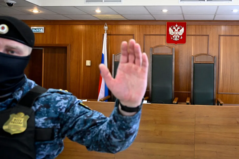 В конце апреля Судебный департамент при Верховном суде РФ закрыл доступ к статистике о судимости с 2005 года. Эти данные были ключевыми для оценки репрессий, отправок обвиняемых на войну и социальных сдвигов в приговорах — и заменить их крайне сложно.