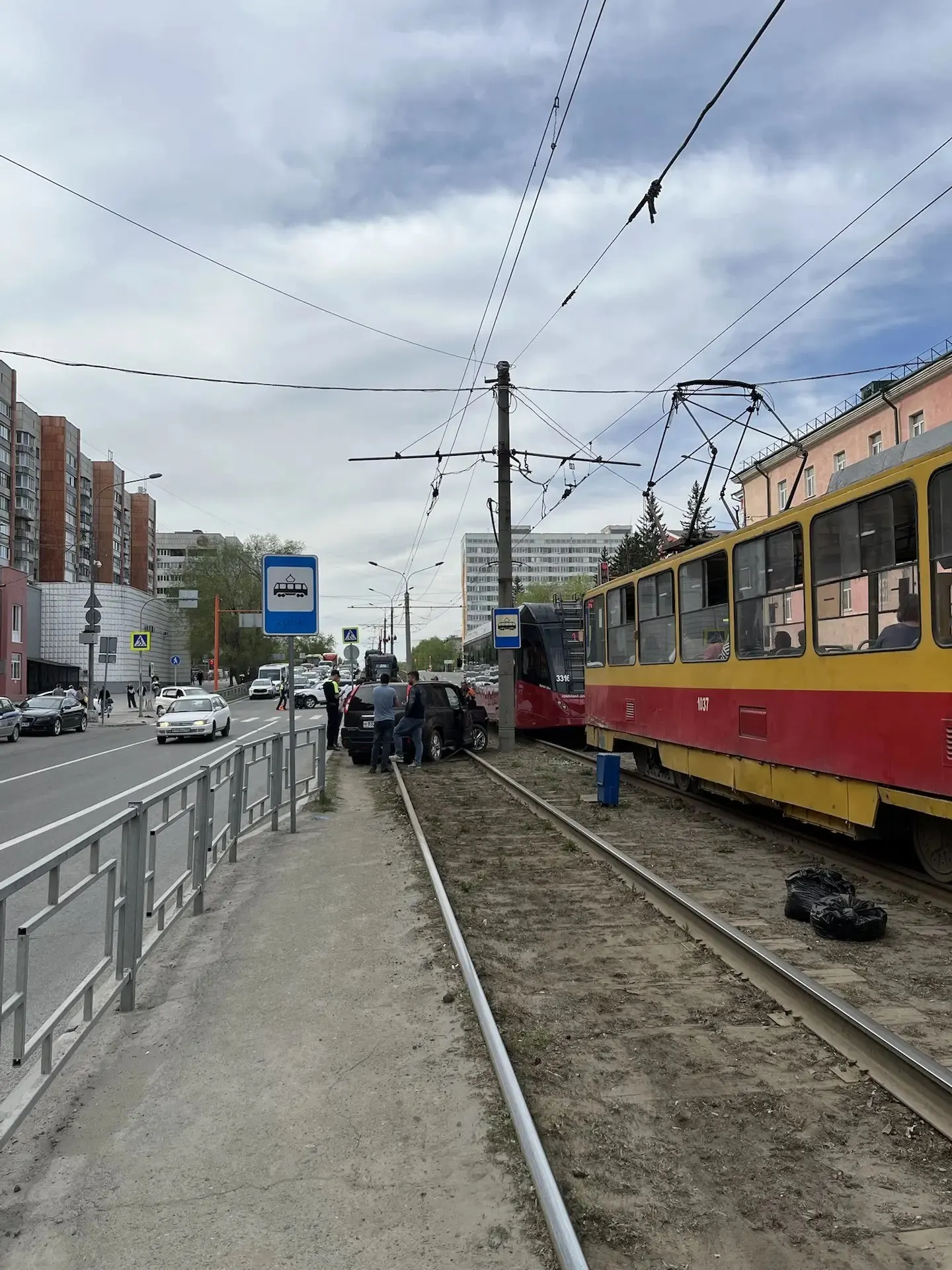На проспекте Красноармейском возле остановки «Аграрный университет» произошло столкновение легкового авто с трамваем. Детали и обстоятельства аварии уточняются.