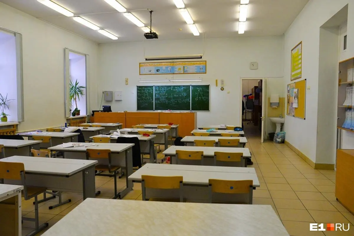 В Юрге (Кемеровская область) все школы перешли на дистанционное обучение: более 9 000 учеников учатся из дома из‑за низкой температуры в классах, сообщает Минобразования Кузбасса.