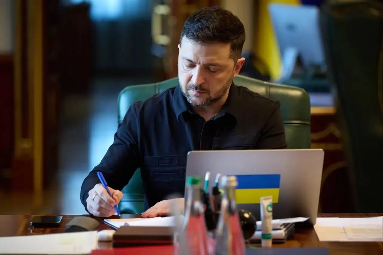 Президент Украины заявил, что украинские войска с 00:00 в ночь на 6 мая начнут режим прекращения огня и будут действовать зеркально в ответ на объявленное Россией одностороннее перемирие на 8–9 мая.