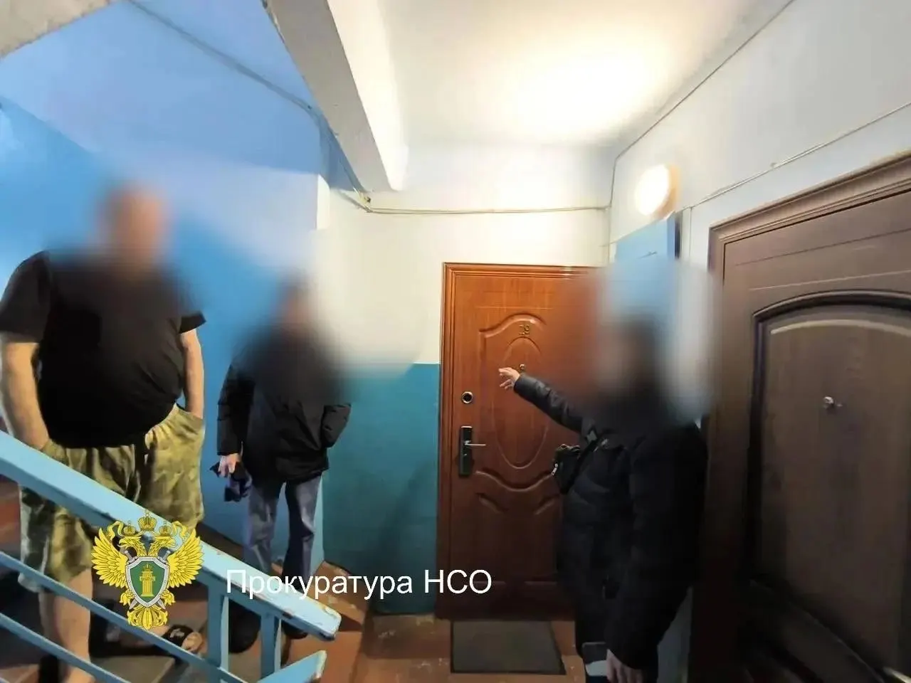 12 апреля 35‑летний новосибирец напал на сотрудников полиции: он угрожал, размахивал битой и достал нож. Мужчину задержали, дело передали в суд.