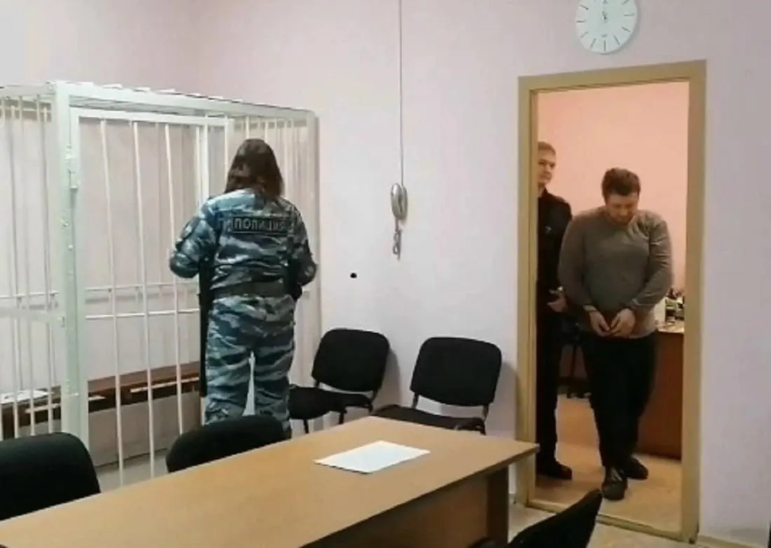 По делу о незаконном лишении свободы и угрозах убийством обвиняют жителя Новосибирска: по версии следствия, в состоянии алкогольного опьянения он забаррикадировал дверь, избил женщину и поджёг предметы интерьера.