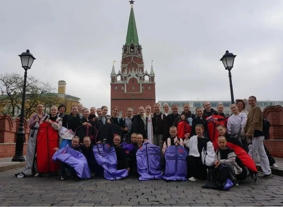 Коллектив из Новосибирска впервые вышел на сцену Кремлёвского дворца после победы на фестивале в Санкт‑Петербурге. В репертуаре — русский танец «Песня вольная», а 6 июня в Новосибирске пройдёт отчётный концерт.