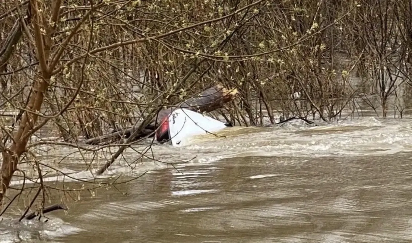 В микрорайоне Западный машину с прицепом унесло в воду. По данным спасателей, водитель самостоятельно выбрался и был выведен на берег очевидцами. Спасатели призывают не проезжать через затопленные участки.