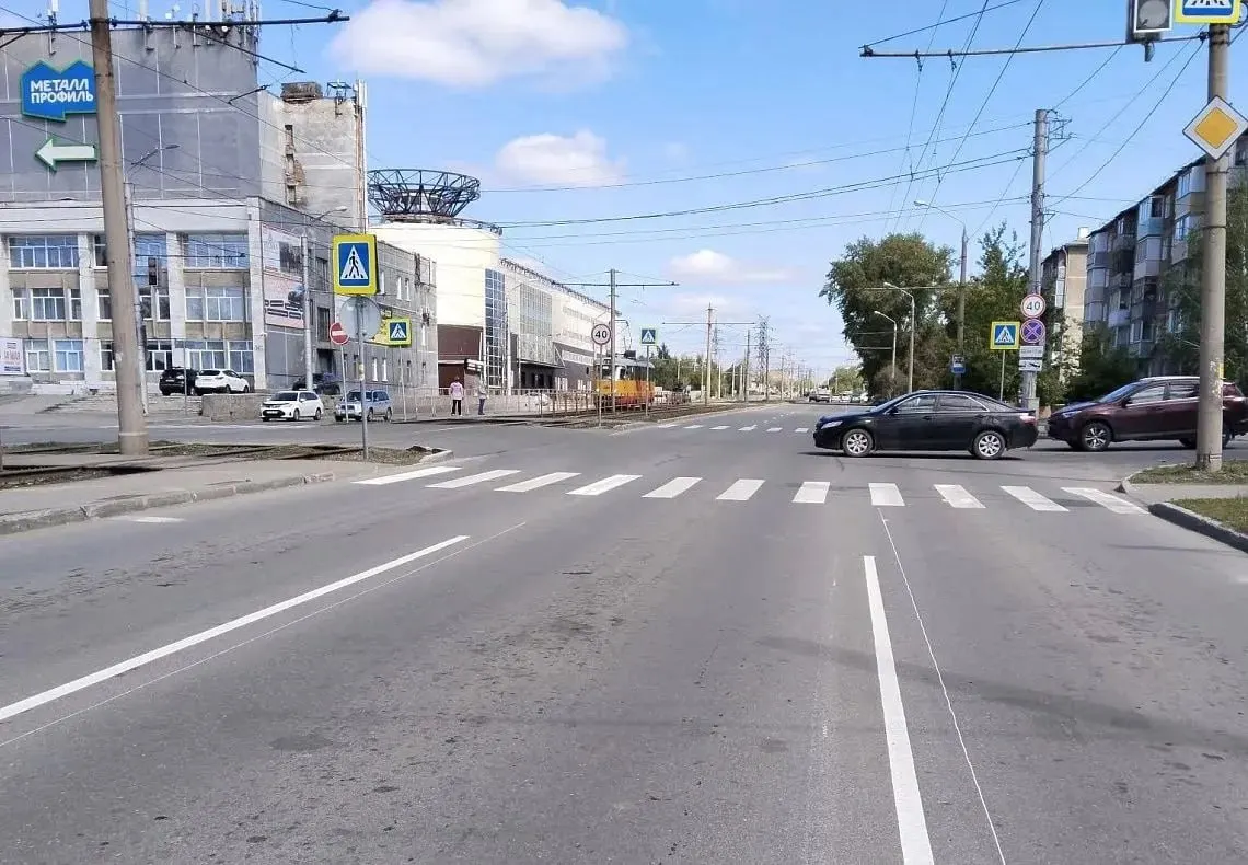В Барнауле проводят обновление дорожной разметки на центральных магистралях и пешеходных переходах у школ. Работы продолжаются с апреля и в ближайшее время затронут ещё несколько участков с высокой аварийностью.