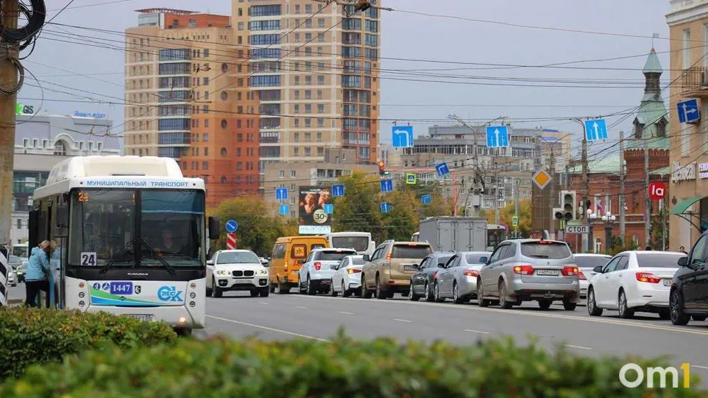 Утром 26 мая в Омске образовались крупные пробки: при средней загруженности около 4 из 10 на ряде магистралей движение серьёзно затруднено. Наиболее плотное движение зафиксировано на ключевых улицах и мостах.