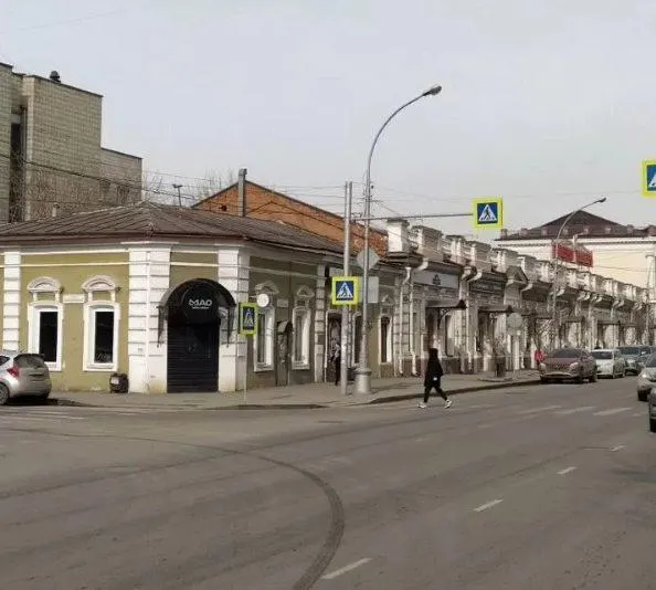 Одноэтажный кирпичный кирпичный дом площадью 240 м² у пересечения Каландаришвили и Карла Маркса, признанный областным памятником «Аптекарский магазин», выставлен на продажу вместе с участком. В здании работают рестораны, предусмотрены четыре входа и открытые парковки.