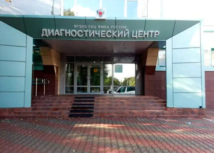 Сибирский научно‑клинический центр ФМБА в Красноярске заключил контракты почти на 15 млн руб. с ООО «Синергия», фирмой, связанной с петербургским предпринимателем, владеющим сетью развлекательных заведений. Компания имеет крупные госзаказы и спорную репутацию в сфере общепита.
