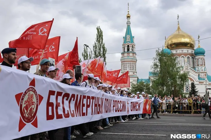 Сбор участников в 9:00 на Красном Пути у остановки «улица Рабиновича». Колонна тронется после парада на Соборной площади в 10:30 и пройдет по центральным улицам до бульвара Победы; шествие запланировано с 10:30 до 14:00.