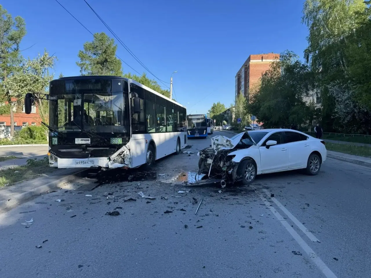 Утреннее ДТП на Петра Осминина: водитель «Мазды» выехал на встречную полосу и столкнулся с автобусом; пассажирам помощь не потребовалась, правоохранители проводят проверку.