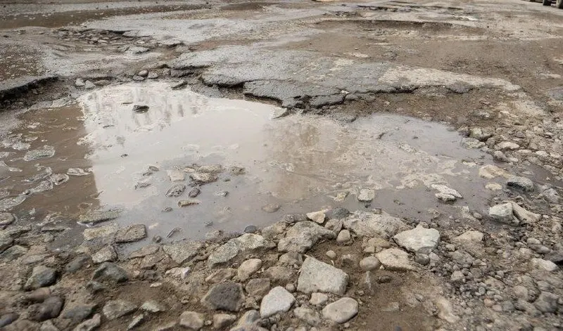 В Томске зафиксировали свыше 600 дефектов на дорогах, находящихся на гарантии. Нарушения уже переданы подрядчикам — ремонт начнётся с потеплением и должен завершиться к середине лета; в случае отказа подрядчиков вопрос решат в суде.