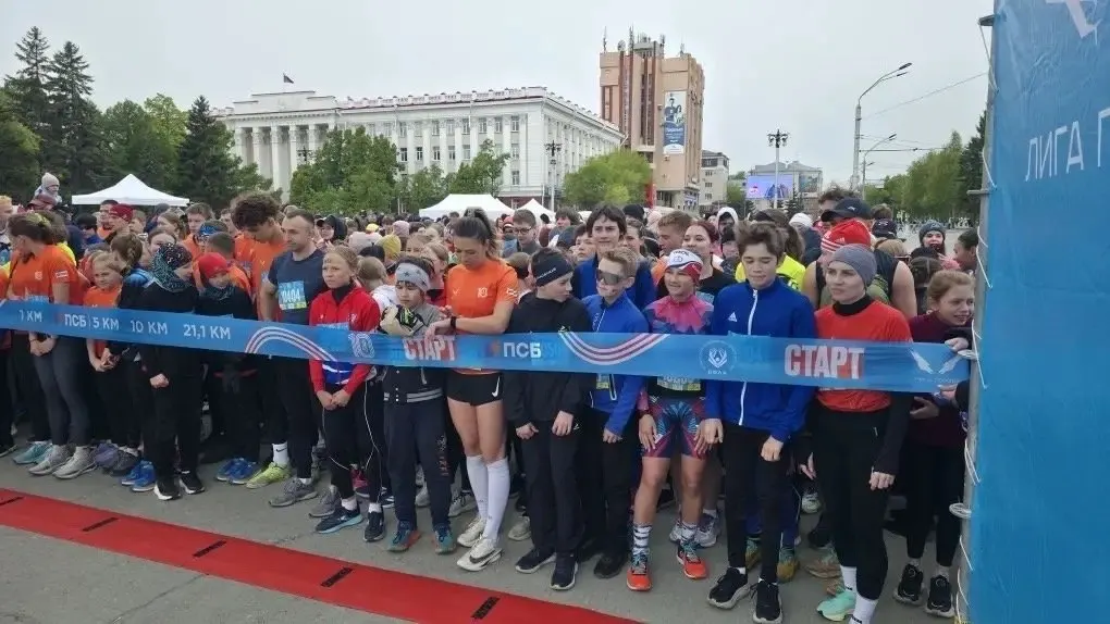 Этап всероссийского полумарафона прошёл в центре Барнаула: участники преодолевали разные дистанции, обеспечивалась медицинская поддержка, для части улиц вводились временные ограничения движения.
