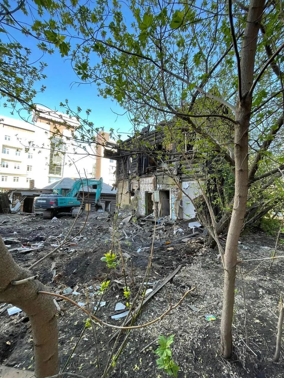 Деревянный доходный дом на Полины Осипенко, 15 лишили охранного статуса в 2025 году; снос начался в середине апреля.