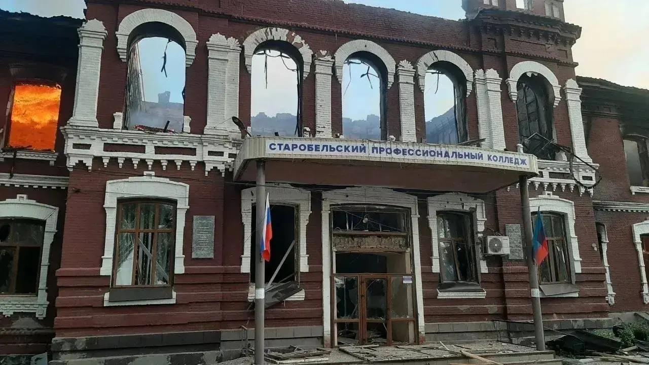 Ночной удар по общежитию профессионального колледжа в Старобельске привёл к обрушению части здания: подтверждённой гибели — 6 человек, около 15 числятся пропавшими, 39 пострадали, большинство — несовершеннолетние.