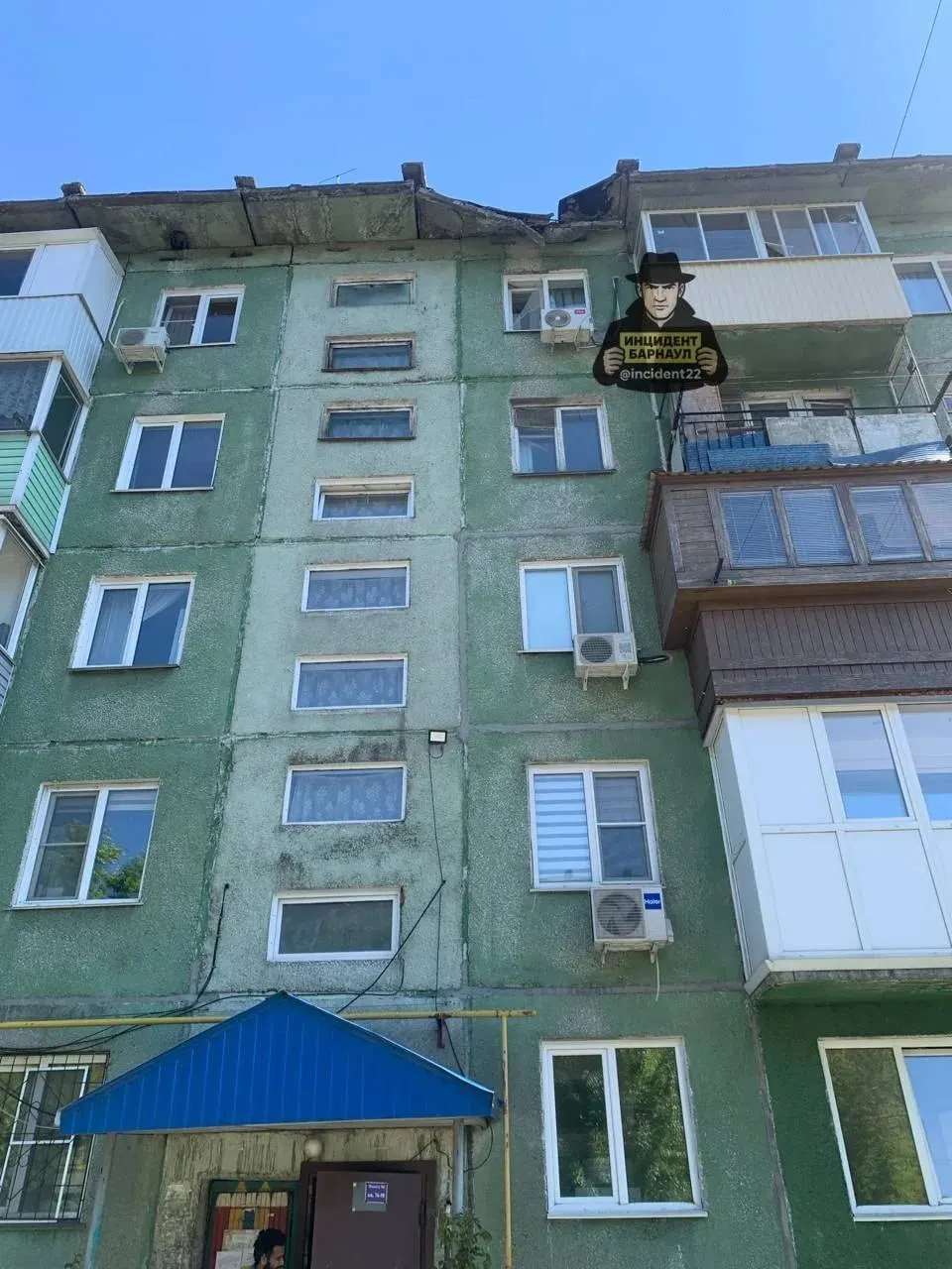 На кровле многоквартирного дома обнаружено частичное обрушение: управляющая компания демонтировала плиту и оградила участок, прокуратура начала проверку.