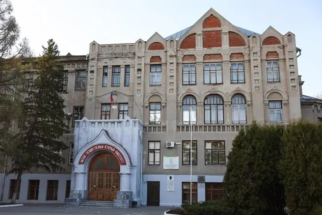 По данным Минсельхоза, в 2025 году ректор Омского аграрного университета Оксана Шумакова получала 543,7 тыс. руб. в месяц — вдвое больше, чем в 2024 году. Публикуем месячные доходы других руководителей вуза.