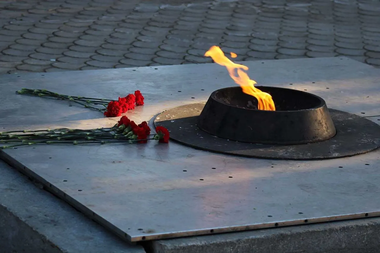 6 мая в мемориальном комплексе «Черёмушки» пройдёт всероссийская акция «Огонь памяти» — с доставкой частицы Вечного огня, митингом, возложениями, реконструкцией и концертными программами.