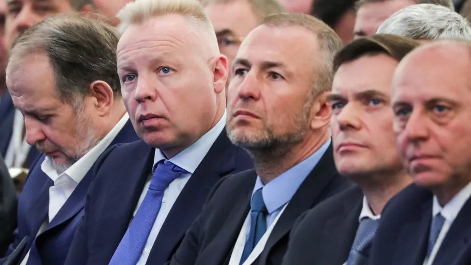 Крупное объединение бизнеса предложило не публиковать судебные акты и сведения об участниках по искам российских компаний о возмещении убытков, связанных с санкциями. Инициатива поддержана Минюстом, но вызывает возражения Минэкономразвития из‑за принципа гласности и рисков для инвестиционного климата.