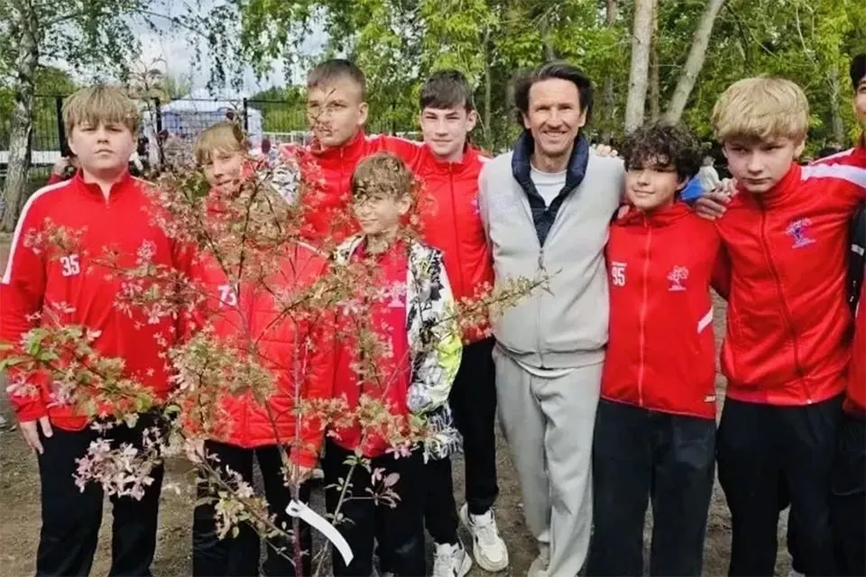 Экс‑капитан сборной России Алексей Смертин отметил 20‑летие своей футбольной школы в Барнауле: вместе с мамой и учениками он высадил яблони и назвал сад символом воспитания ответственности и уважения.