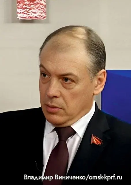 Суд признал депутата Заксобрания и второго секретаря обкома КПРФ виновными в демонстрации «экстремистской» символики по фото с пикета 2019 года; одного оштрафовали, второго также привлекли за неповиновение полицейским.