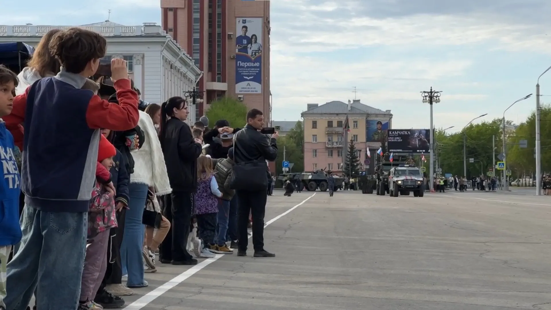 В Барнауле в связи с мероприятиями к 9 Мая перекроют отдельные улицы 7–8 мая; часть автобусных маршрутов будет ходить по изменённым трассам.