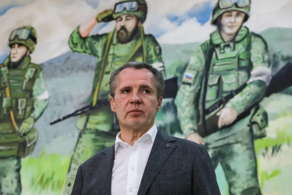Президент принял отставки Вячеслава Гладкова и Александра Богомаза. Их сменили генерал Александр Шуваев и экс-премьер ЛНР Егор Ковальчук. В отставках называют выгорание, долгий срок работы и уголовные дела у подчинённых; подбор преемников осложнялся статусом приграничных регионов.