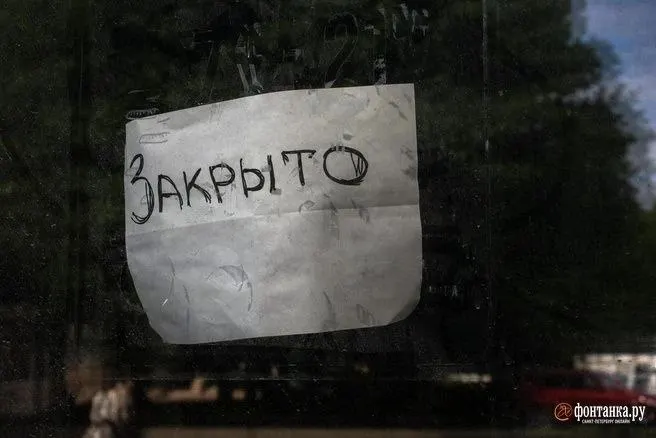 В течение мая в Омске прекратили работу точки в фудкорте, магазин азиатской косметики, семейное кафе и местный молзавод — часть закрытий связывают с экономическими трудностями и проблемами с арендой.