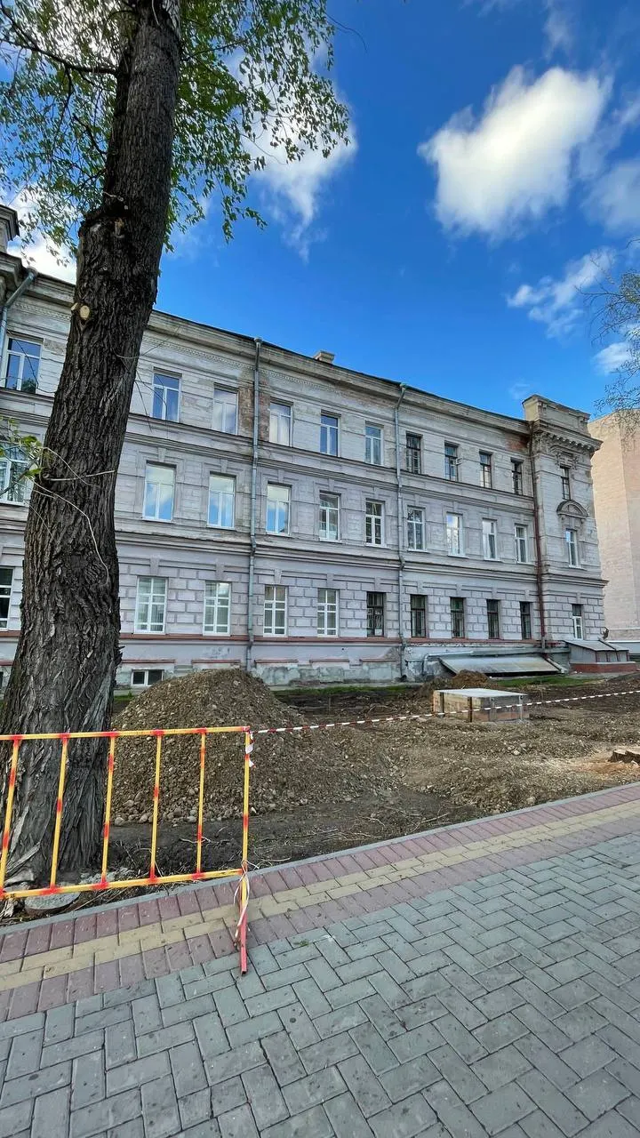 Во дворе физического корпуса ТПУ на пересечении проспекта Ленина и улицы Усова срубили почти все тополя и ели. Жители требуют объяснений и интересуются, будет ли восстановлено озеленение.