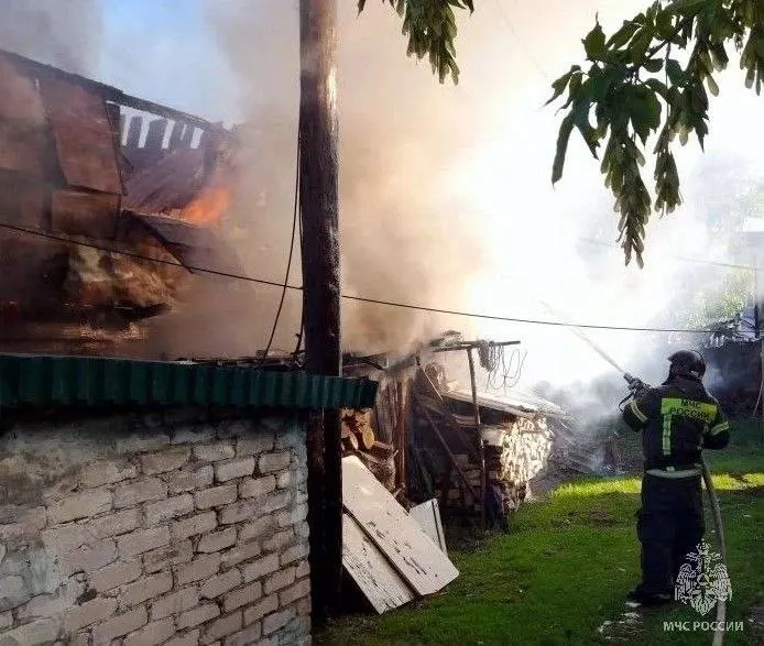 В селе Поспелиха произошёл пожар в неэксплуатируемом сарае: площадь возгорания около 80 м², после тушения обнаружены тела двух мальчиков 12 и 13 лет, причины выясняют спасатели и следователи.