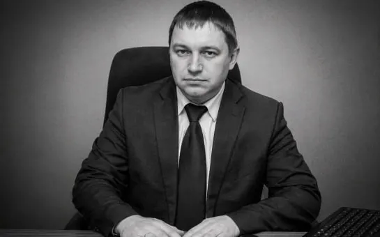 Чиновник управления ветеринарии, под чьей подписью прошёл план изъятия и уничтожения коров в марте 2026 года, умер спустя около двух месяцев. Документы показывают секретность решений и восстановленную цепочку принятия мер по карантину.