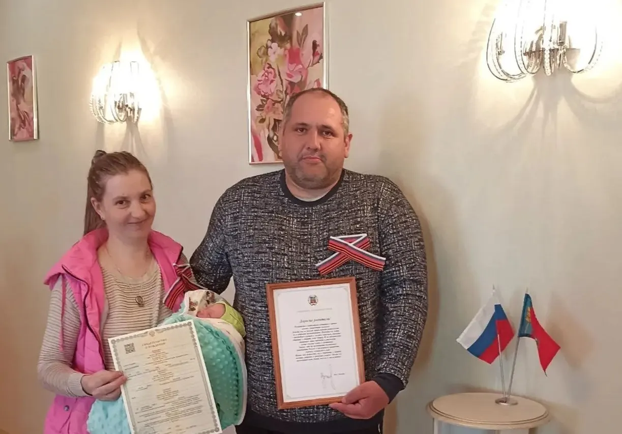 В селе Троицкое зарегистрировали рождение восьмого ребёнка в семье Дениса и Анастасии Горпенко. Родным вручили свидетельство и поздравительный адрес от губернатора Алтайского края.