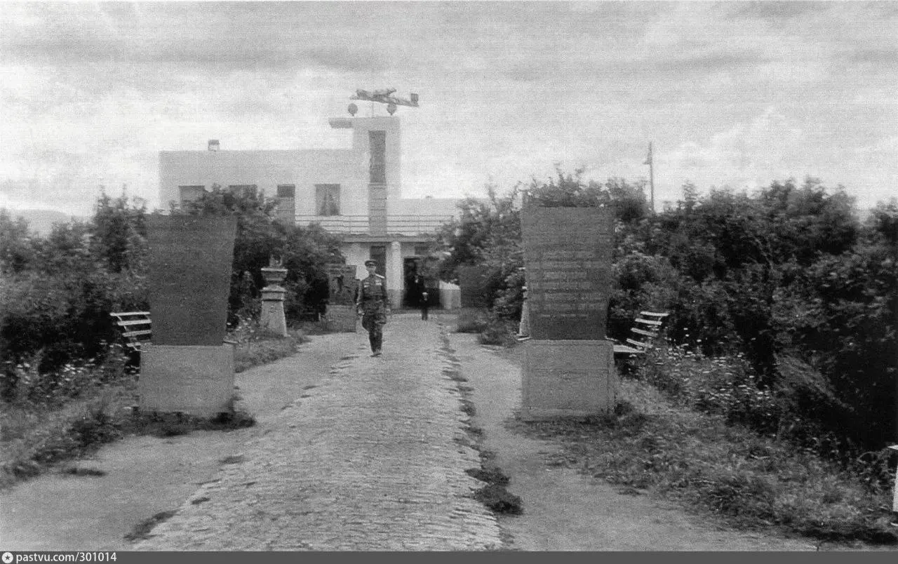 17 мая омскому аэропорту исполнилось 97 лет. В 1929 году была открыта воздушно‑почтовая линия Москва—Иркутск, а первый рейс из Омска отправился именно 17 мая. Небольшая подборка архивных снимков о ранних годах работы аэростанции.