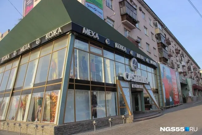 В центре Омска в помещении площадью около 800 м² вместо шоурума планируют открыть клинику, совмещающую стоматологию и косметологические услуги. Владельцы обещают решить вопрос с парковкой и рассчитывают на помощь властей.