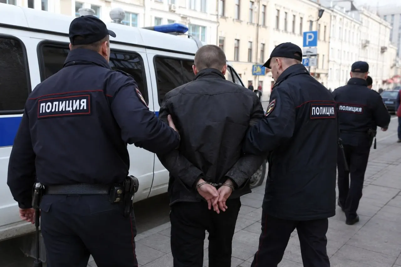 Утром 23 мая на улице Карима Тинчурина в Казани 21‑летний мужчина напал на подростка. Прохожие вмешались, вызвали скорую — ребёнка удалось спасти. Нападавшего арестовали и предъявили обвинение в покушении на убийство малолетнего.