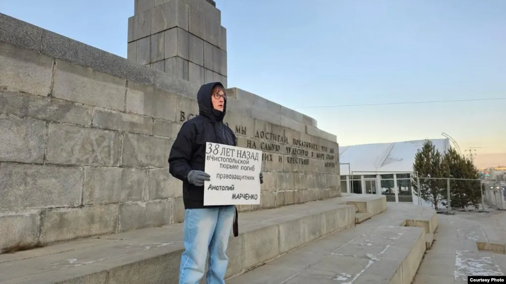 Суд поместил под стражу 37‑летнего историка; его имя включили в список «террористов и экстремистов». Подробности обвинений пока не раскрыты.