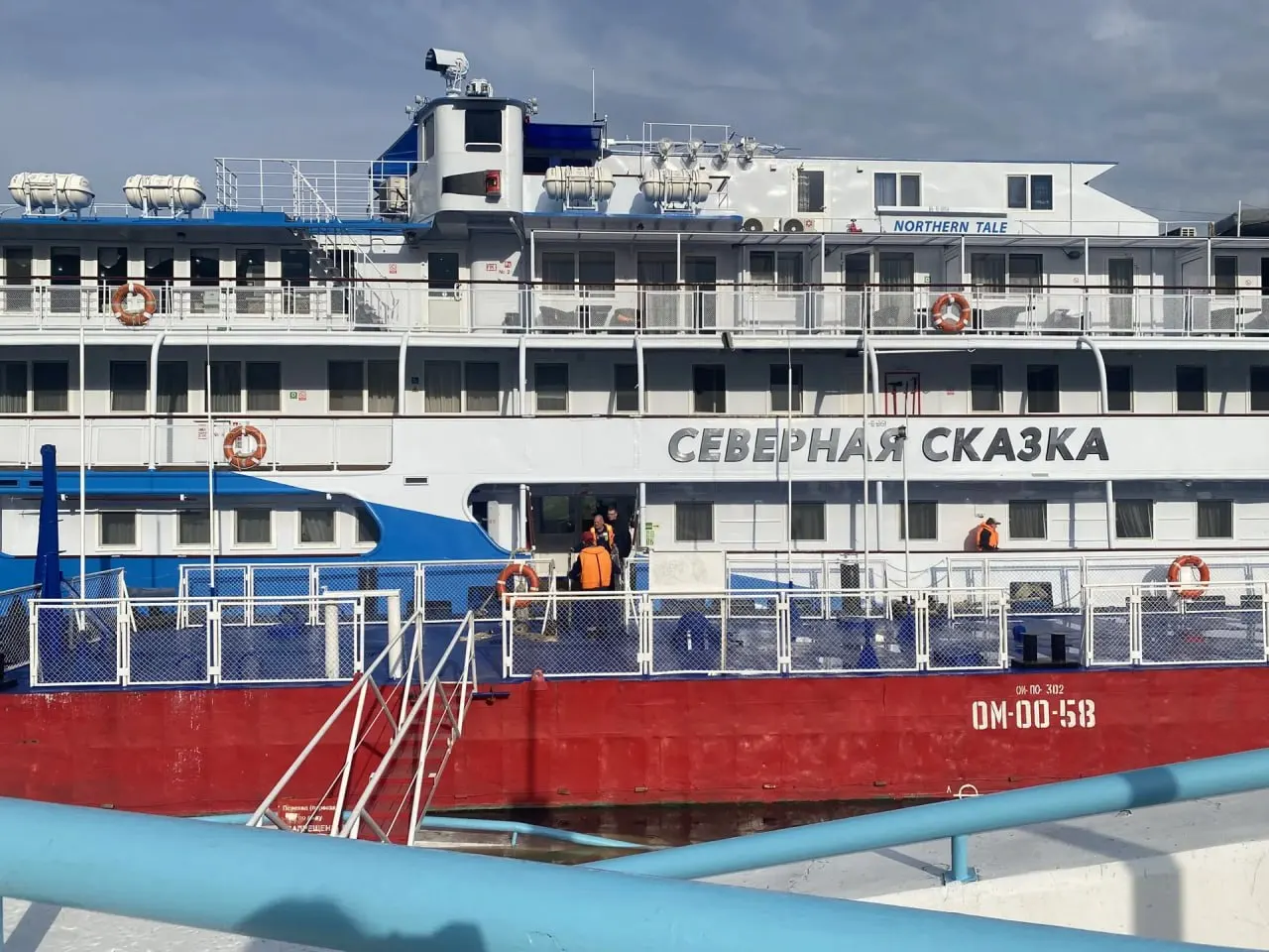 В Омск впервые за многие годы зашёл речной круизный теплоход «Северная сказка». Судно следует по маршруту Ханты‑Мансийск — Салехард — Тобольск — Омск; следующий рейс рассчитан на 16 дней, цены от 187 790 рублей.