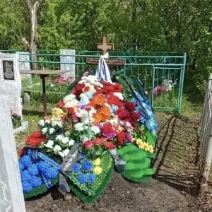 Прощание прошло в Тюкалинском районе: за богослужением молились родные, одноклассники, учителя и многие жители. ДТП с участием школьного автобуса произошло 10 мая — один ребёнок погиб, семеро пострадали.