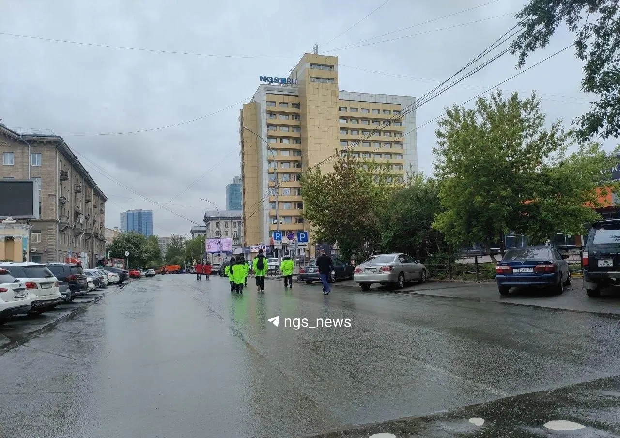 Участок от площади Ленина до улицы Революции закрыт до 20:00 — шествие начнётся в 17:00. V Международный фестиваль театров кукол «Перекрёсток» продлится до 7 июня; в нём участвуют 18 коллективов из России и зарубежья.