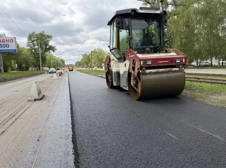 На улице Антона Петрова в Барнауле демонтировали старый асфальт, уложили выравнивающий слой, отрегулировали высоту ливневых колодцев и частично заменили бордюры. Укладку нового покрытия планируют завершить к 15 сентября 2026 года.