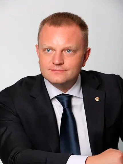 Депутат от ЛДПР Иван Сухарев рассматривается как кандидат на роль уполномоченного по правам человека; среди других претендентов — Артем Прокофьев (КПРФ) и Яна Лантратова (Справедливая Россия).
