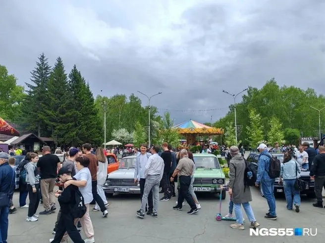Ретроавтомобили прибыли в парк 30-летия ВЛКСМ. Экспозиция будет открыта до 18:00 — посетители могут фотографироваться, владельцы рассказывают об автомобилях.