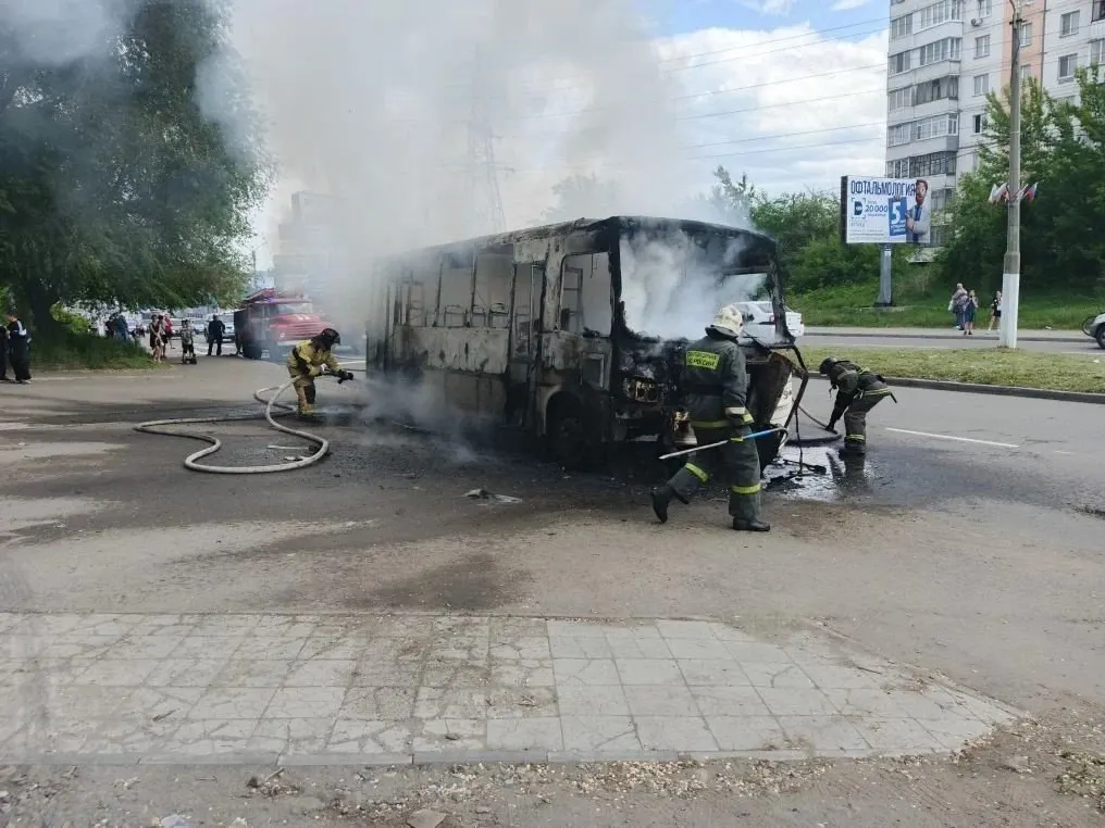В микрорайоне Зелёный Клин в Бийске загорелся автобус №23: огонь охватил около 20 кв. м, пожар потушили, все 15 пассажиров эвакуированы и не получили травм.
