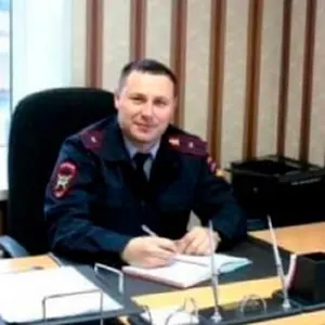 Свердловский районный суд Красноярска признал бывшего руководителя отдела ГИБДД виновным в получении крупных взяток в составе организованной группы; по версии следствия, полицейские брали деньги за выдачу «красивых» регистрационных знаков — сумма превышает миллион рублей.