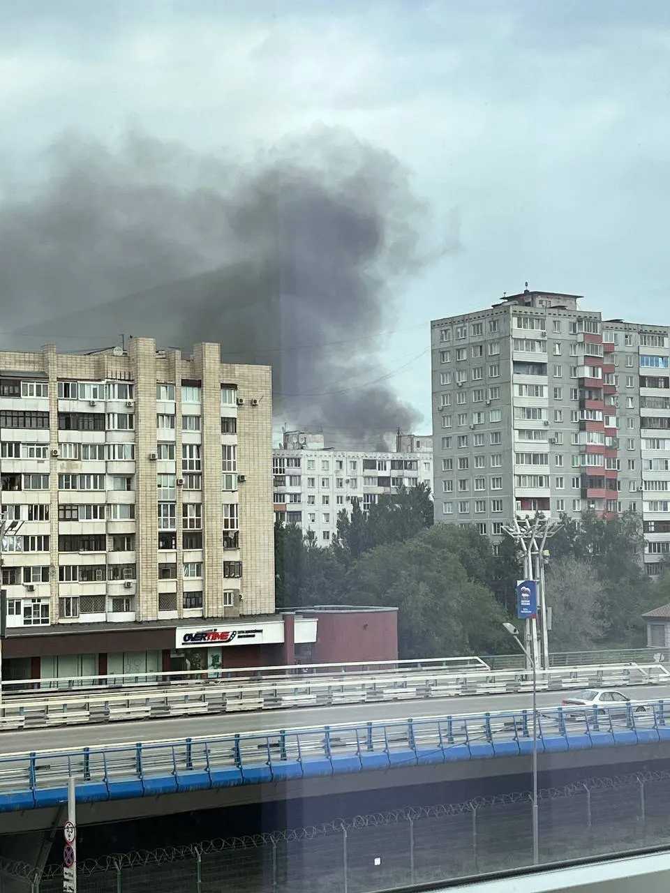 В центре Омска вспыхнул пожар в жилом доме на улице Кемеровской — очевидцы прислали фото и видео, обстоятельства происшествия выясняют в региональном МЧС.