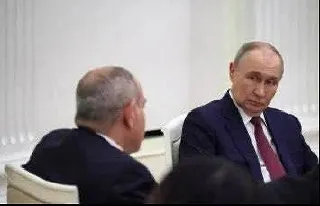 Крупные российские маркетплейсы приостановили продажу товаров из Армении без объяснений; тысячи продавцов оказались в подвешенном состоянии. Роспотребнадзор отдельно заблокировал более 1,1 млн бутылок минеральной воды «Джермук». Ограничения последовали после визита премьер‑министра Армении в Москву 1 апреля.