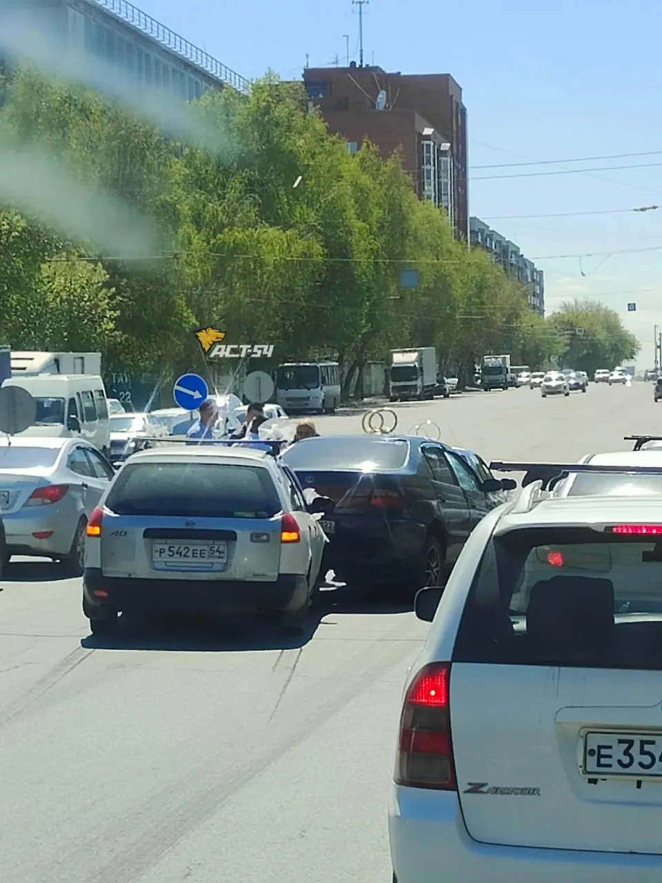 На перекрёстке Степной и Станиславского автомобиль из свадебного кортежа столкнулся с другим транспортом; очевидцы сообщают о трёх машинах в колонне.